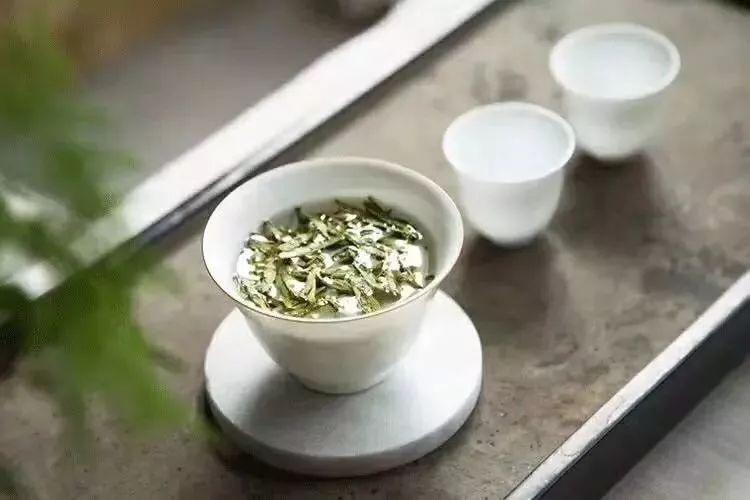 
老白茶用紫砂壶泡更醇厚？辟谣：比起茶壶，你更需要一个白瓷盖碗
